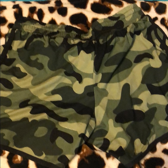 Maternity Camo stretchy shorts - Picture 2 of 4